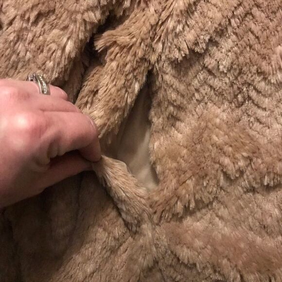 Macy’s Wildflower soft faux fur tan vest small - Picture 3 of 6